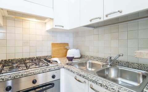 Nautilus: Küche, Major Appliance, Countertop, Flooring, Interior Design, Küchengerät, Armatur, Fussboden, Zapfhahn, Spüle
