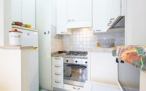 Nautilus: Major Appliance, Flooring, Interior Design, Küche, Küchengerät, Fussboden, Zimmer, Countertop, Cabinetry, Wohnung