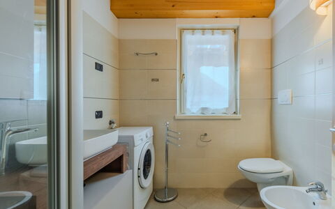 Rugia: Flooring, Interior Design, Fussboden, Armatur, Wand, Holz, Badezimmer, Decke, Sinken, Zimmer