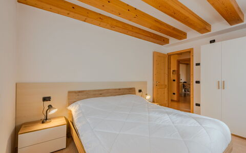 Rugia: Interior Design, Holz, Schlafzimmer, Flooring, Bett, Decke, Möbel, Fussboden, Zimmer, Holzboden