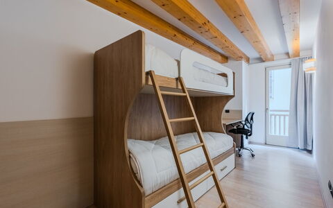 Rugia: Holz, Interior Design, Flooring, Fussboden, Schlafzimmer, Bett, Decke, Holzboden, Möbel, Wohnung