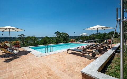Tenuta Orsini 9+3: Schwimmbad, Gartenmöbel, Resort, Regenschirm, Sonnenliege, Möbel, Wolke, Eco Hotel, Stuhl, Schatten