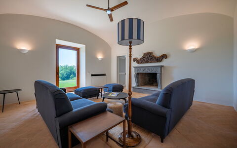 Tenuta Orsini 9+3: Möbel, Wand, Interior Design, Flooring, Fussboden, Beleuchtung, Decke, Zimmer, Stuhl, Wohnzimmer