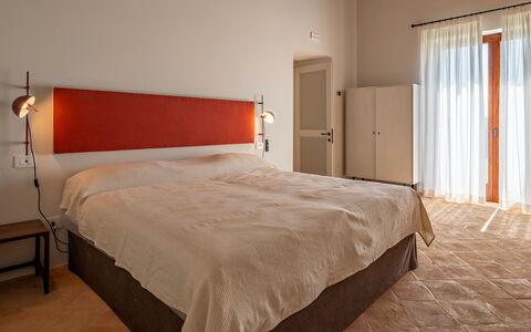 Tenuta Orsini 9+3: Möbel, Bett, Interior Design, Schlafzimmer, Wand, Bettdecke, Bedding, Fussboden, Flooring, Holz