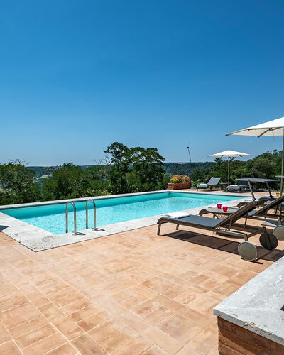 Tenuta Orsini 9+3: Schwimmbad, Gartenmöbel, Resort, Regenschirm, Sonnenliege, Möbel, Wolke, Eco Hotel, Stuhl, Schatten
