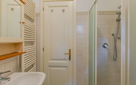 La Finestra sul Lago: Wand, Flooring, Holz, Fussboden, Armatur, Interior Design, Tür, Badezimmer, Zimmer, Installation