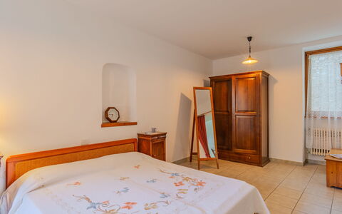 La Finestra sul Lago: Bett, Schlafzimmer, Möbel, Interior Design, Wand, Bettdecke, Holz, Fussboden, Bedding, Decke