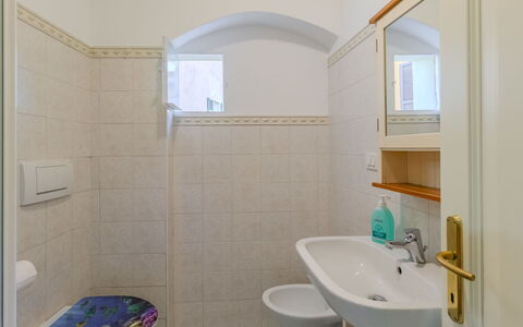La Finestra sul Lago: Flooring, Interior Design, Fussboden, Decke, Armatur, Badezimmer, Zimmer, Bad Sink, Zapfhahn, Installation