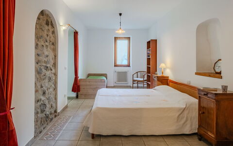 La Finestra sul Lago: Wand, Möbel, Interior Design, Decke, Flooring, Fussboden, Schlafzimmer, Bett, Zimmer, Beleuchtung