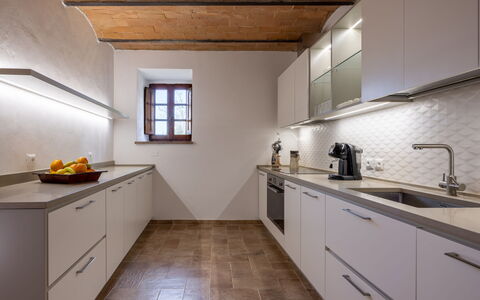 Casa Clara Pool, Casole Elsa, Monti: Küche, Countertop, Flooring, Interior Design, Küchengerät, Holz, Spüle, Cabinetry, Decke, Zuhause