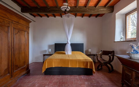 Casa Clara Pool, Casole Elsa, Monti: Möbel, Interior Design, Flooring, Bett, Schlafzimmer, Wand, Fussboden, Holz, Decke, Zimmer