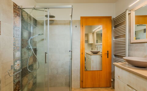 Federica: Flooring, Armatur, Interior Design, Badezimmer, Fussboden, Bad Sink, Decke, Installation, Dusche, Beleuchtung