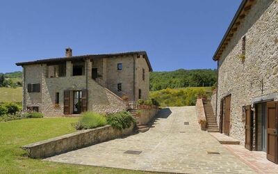 The front of the cottage Lodole Country House