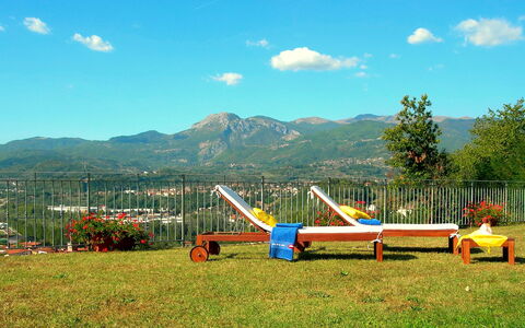 Villa Saida: Spielplatz, Öffentlicher Raum, Himmel, Menschliche Siedlung, Gras, Freizeit, Spielplatz Rutsche, Spielmittel, Baum, Bauernhof