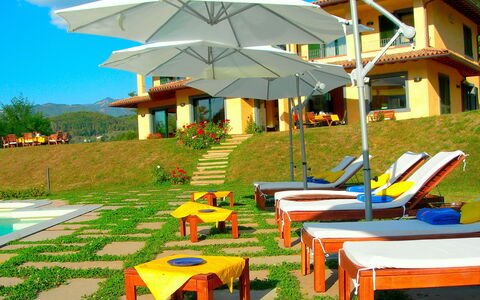 Villa Saida: Resort, Eigentum, Regenschirm, Gartenmöbel, Freizeit, Sonnenliege, Gebäude, Tabelle, Urlaub, Haus