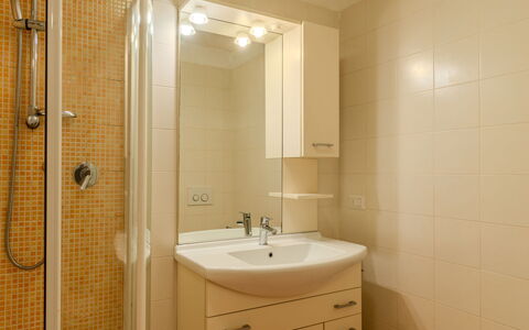 Madonna di Campiglio 1: Bad Sink, Badezimmer, Armatur, Wand, Interior Design, Flooring, Sinken, Fussboden, Holz, Zapfhahn