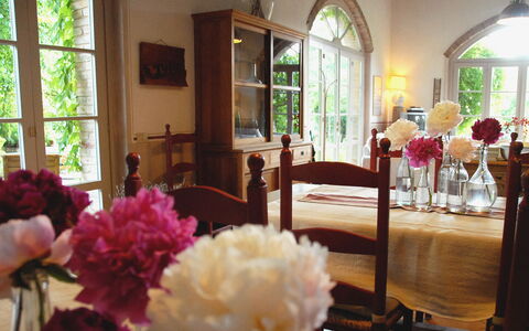La Cenerara: Möbel, Interior Design, Tabelle, Beleuchtung, Stuhl, Rosa, Zimmer, Zuhause, Esszimmer, Schnittblumen