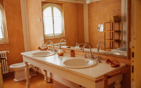 La Cenerara: Bad Sink, Armatur, Sinken, Interior Design, Flooring, Zapfhahn, Badezimmer, Fussboden, Installation, Countertop