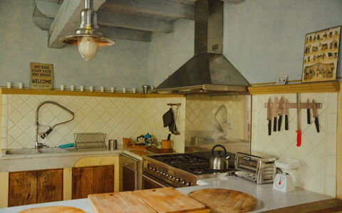 La Cenerara: Küche, Flooring, Holz, Interior Design, Countertop, Küchengerät, Fussboden, Herd, Decke, Möbel