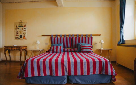 La Cenerara: Möbel, Schlafzimmer, Holz, Bett, Interior Design, Flooring, Bedding, Fussboden, Textil, Bettdecke