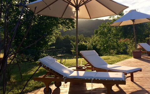 La Cenerara: Gartenmöbel, Sonnenliege, Möbel, Schatten, Tabelle, Freizeit, Baum, Tisch Im Freien, Regenschirm, Mode-Accessoire