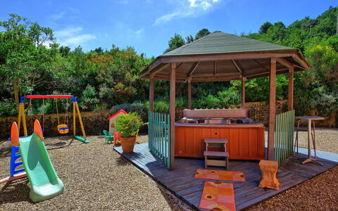 Casa Scopeti: Öffentlicher Raum, Freizeit, Spielplatz, Haus, Baum, Hinterhof, Dach, Grundeigentum, Schatten, Zimmer