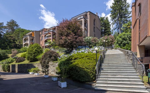 Residenza del Pascià: Baum, Wohngebiet, Strauch, Wohnung, Eigentumswohnung, Vorort, Estate, Landscaping, Auffahrt