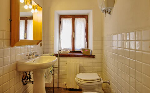 Casale Giulio: Badezimmer, Zimmer, Eigentum, Interior Design, Fliese, Wand, Gebäude, Grundeigentum, Fussboden, Haus