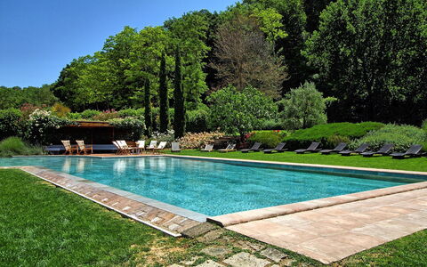 Villa Petrognano: Schwimmbad, Natürliche Landschaft, Eigentum, Gras, Hinterhof, Garten, Freizeit, Landscaping, Landschaft, Estate