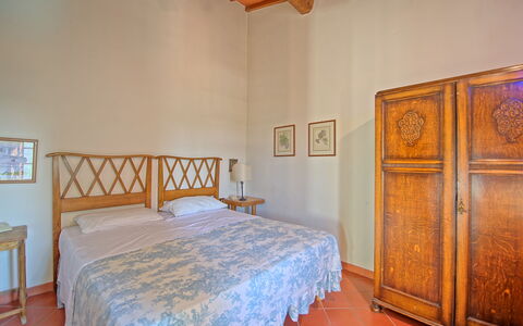 Il Frantoio: Schlafzimmer, Bett, Zimmer, Eigentum, Möbel, Bettdecke, Bettrahmen, Fussboden, Decke, Gebäude