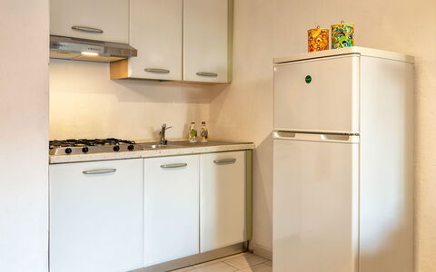 Golfo di Marinella 300: Küchengerät, Küche, Major Appliance, Countertop, Haushaltsgerät, Cabinetry, Spüle, Interior Design, Herd, Herd