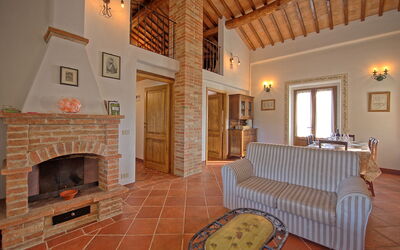 San Donnino 6: Zimmer, Eigentum, Feuerstelle, Gebäude, Kamin, Haus, Möbel, Interior Design, Steinofen, Wohnzimmer