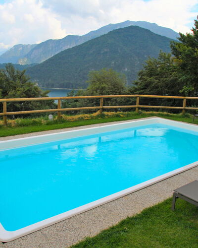 Lago di Ledro 350: Wasser, Wolke, Himmel, Wasservorräte, Pflanze, Eigentum, Schwimmbad, Baum, Azurblau, Botanik