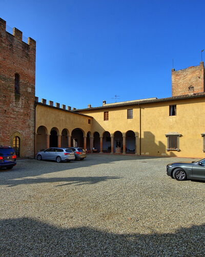 Certaldo: \Stadt, Blau, Eigentum, Gebäude, Fahrzeug, Auto, Luxus-Fahrzeug, Wand, Die Architektur, Menschliche Siedlung