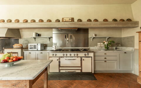 Villa Danilo: Countertop, Cabinetry, Möbel, Herd, Gebäude, Küchengerät, Küche, Holz, Haushaltsgerät, Schublade