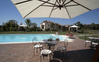 Santamargherita: Eigentum, Schwimmbad, Grundeigentum, Gebäude, Haus, Urlaub, Terrasse, Zuhause, Schatten, Möbel