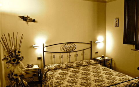 Sanguineto: Bett, Schlafzimmer, Zimmer, Möbel, Bettrahmen, Bettdecke, Eigentum, Bedding, Interior Design, Wand