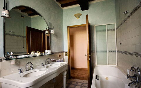 Sanguineto: Badezimmer, Zimmer, Eigentum, Sinken, Interior Design, Fliese, Gebäude, Zapfhahn, Die Architektur, Wand