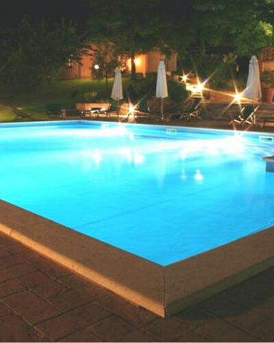 Sanguineto: Wasser, Schwimmbad, Pflanze, Azurblau, Rechteck, Fenster, Verbundwerkstoff, Freizeit, Gebäude