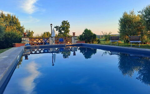 Fattoria la Gabola: Wasser, Himmel, Pflanze, Wasservorräte, Eigentum, Wolke, Blau, Azurblau, Baum, Die Architektur