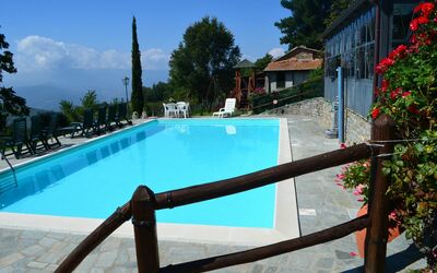Agriturismo Flora: Wasser, Pflanze, Gebäude, Eigentum, Schwimmbad, Himmel, Blume, Azurblau, Baum, Wolke