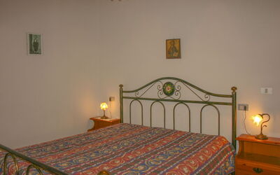Il Susino: Bett, Schlafzimmer, Bedding, Möbel, Bettdecke, Linens, Interior Design, Bettrahmen, Fussboden, Zimmer