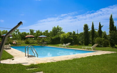 Pozzonovo: Blau, Schwimmbad, Gartenmöbel, Freizeit, Resort, Schatten, Sonnenliege, Garten, Eco Hotel, Landscaping