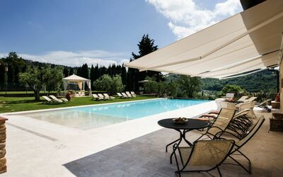 Fattoria Pogni: Wasser, Himmel, Pflanze, Wolke, Möbel, Schwimmbad, Gebäude, Stuhl, Schatten, Baum
