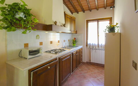 Le Balze: Küche, Countertop, Holz, Interior Design, Küchengerät, Flooring, Möbel, Major Appliance, Zimmer, Beleuchtung