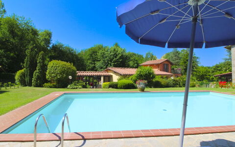 Le Balze: Schwimmbad, Blau, Resort, Gartenmöbel, Freizeit, Verbundwerkstoff, Eco Hotel, Schatten, Hazienda, Water Feature