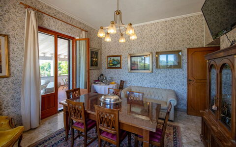 Casa Grion: Interior Design, Flooring, Fussboden, Zuhause, Zimmer, Decke, Holzbeize, Zimmerpflanze, Esszimmer, Bilderrahmen