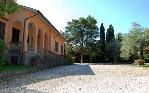 Casa Grion: Pflanze, Himmel, Gebäude, Baum, Fenster, Schatten, Grundstueck, Strassenbelag, Gras, Landschaft