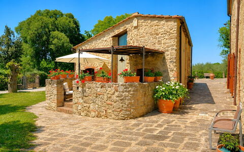 Pieve di Sant Ippolito: Garten, Hütte, Bauernhaus, Schatten, Landscaping, Estate, Garten, Hinterhof, Steinwand, Hazienda