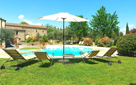 Pieve di Sant Ippolito: Pflanze, Wasser, Eigentum, Himmel, Pflanzengemeinschaft, Gebäude, Schwimmbad, Schatten, Baum, Azurblau